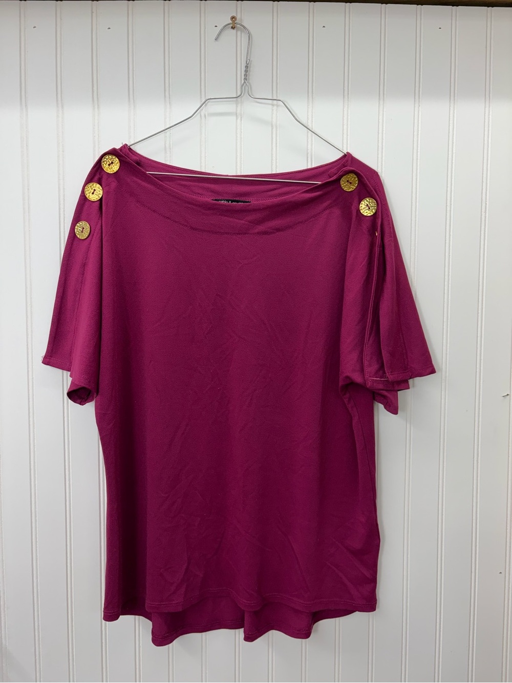 Cable & Gauge Magenta boat neck Short Sleeve Top with Gold Shoulder Buttons